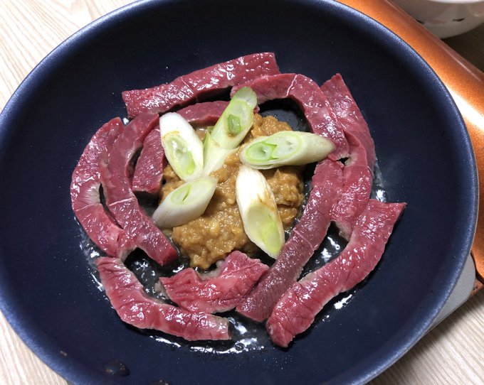 すき焼きの原型になった料理だそうで、醤油では無くて味噌と甘酒、酒粕を混ぜたものを付けて食べる。
味が甘めなので味噌はワシっと思い切り付けるぐらいが良いね。
お酒が進みますぞ!
溶き卵に付けて食べて見たけど、味が元からマイルドなせいか、すき焼きほど溶き卵の味変感は無かった。 