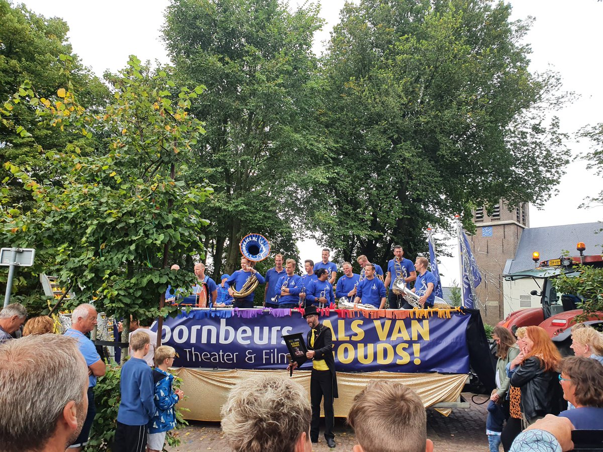 Moai fuort! Rondje door de dorpen. Nu in Sint Annaparochie! Bijna klaar en weer op naar #Franeker naar de @theaterdekoornbeurs. Heerlijk om weer lekker op te treden!