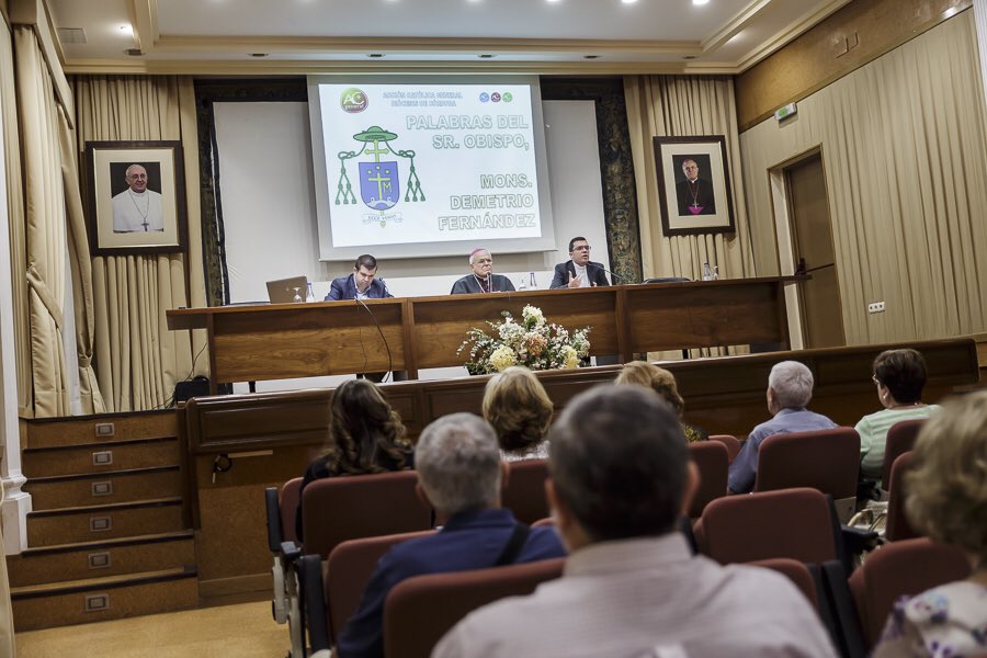 ACGCordoba's tweet photo. Domingo 26/9 (10h) celebraremos la #AsambleaDiocesana de @acgcordoba en #PalacioEpiscopal presidida por @ObispoDemetrio. Presentación del material de formación para parroquias y la programación y elección de nuevo Presidente Diocesano. Al finalizar #Eucaristía en @mezq_catedral https://t.co/W26V0WGTdS