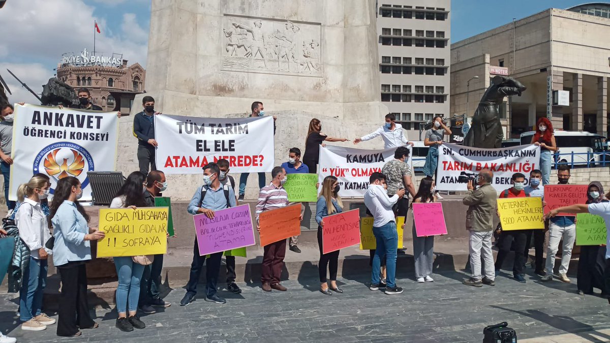 mhmtemnclk's tweet photo. Üniversite okumuş gençlerimiz bu durumu asla hak etmiyor. Gençlerimiz, geleceğimiz her geçen gün daha ümitsizliğe kapılıyor.
Bir an önce atama yapılmalıdır
@RTErdogan
@bekirpakdemirli
#UlustaTarımİçinAtama https://t.co/ZWXID2C6xQ