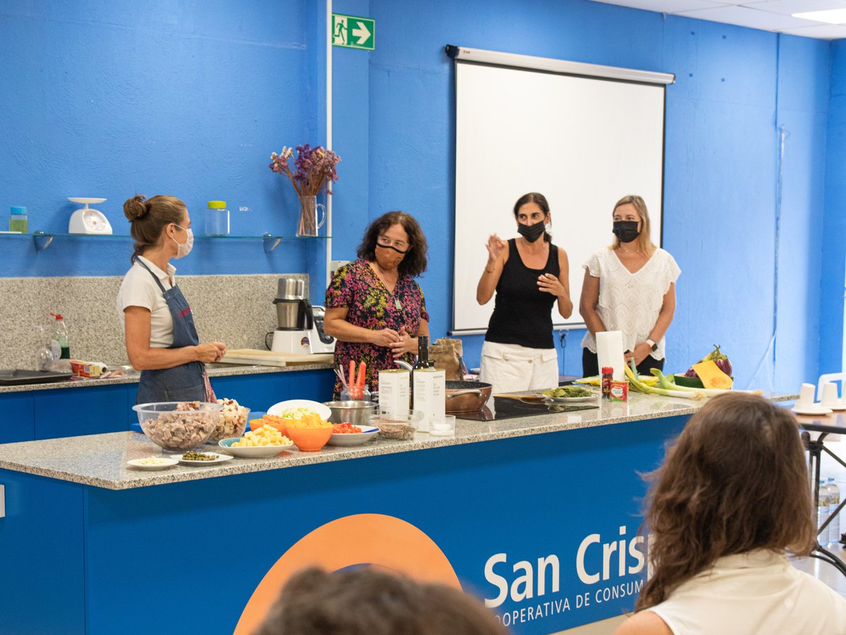 FMenorca's tweet photo. La cuina en directe d'@adaparellada des de @sancrispincoop va obrir la 2a jornada del #CookingFilms 2021
👉 https://t.co/fWgbmy3Jh8 https://t.co/VSFiVGEpIS