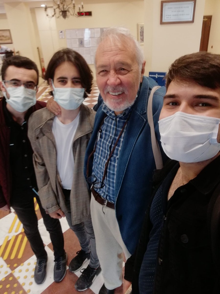 mehmetolmeztr's tweet photo. #İlberOrtaylı Hoca ve İÜ ÇTLE öğrencileri.
Öğrencilerimiz (Furkan, Buğra, Hoca, Kadir) Cağaloğlu'da hocayı görürler ve peşinden koşarlar.
Hocayla Rusça konuşurlar, hoca öğrencilerimizin Rusçasına sevinir, Rusça sohbet ederler. Lermontov'u imzalatırlar.
İÜ Ed Fak ÇTLE farkı. https://t.co/GzBXeYUFiK