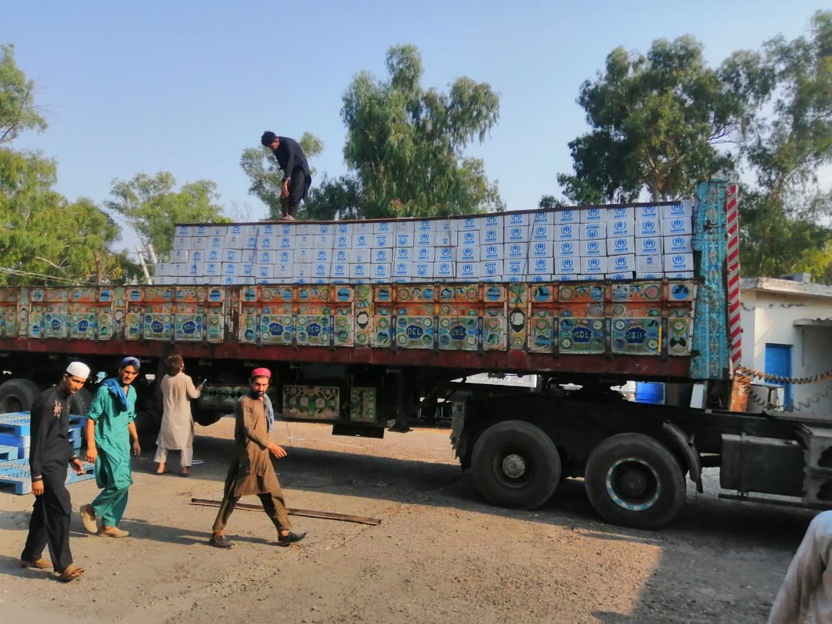 UNHCR is stepping up its delivery of critical aid to Afghanistan.
Core relief items including tents, blankets, plastic sheets, jerry cans + kitchen sets are crossing the border from Pakistan. These will be distributed to meet the immediate needs of those displaced #StayAndDeliver