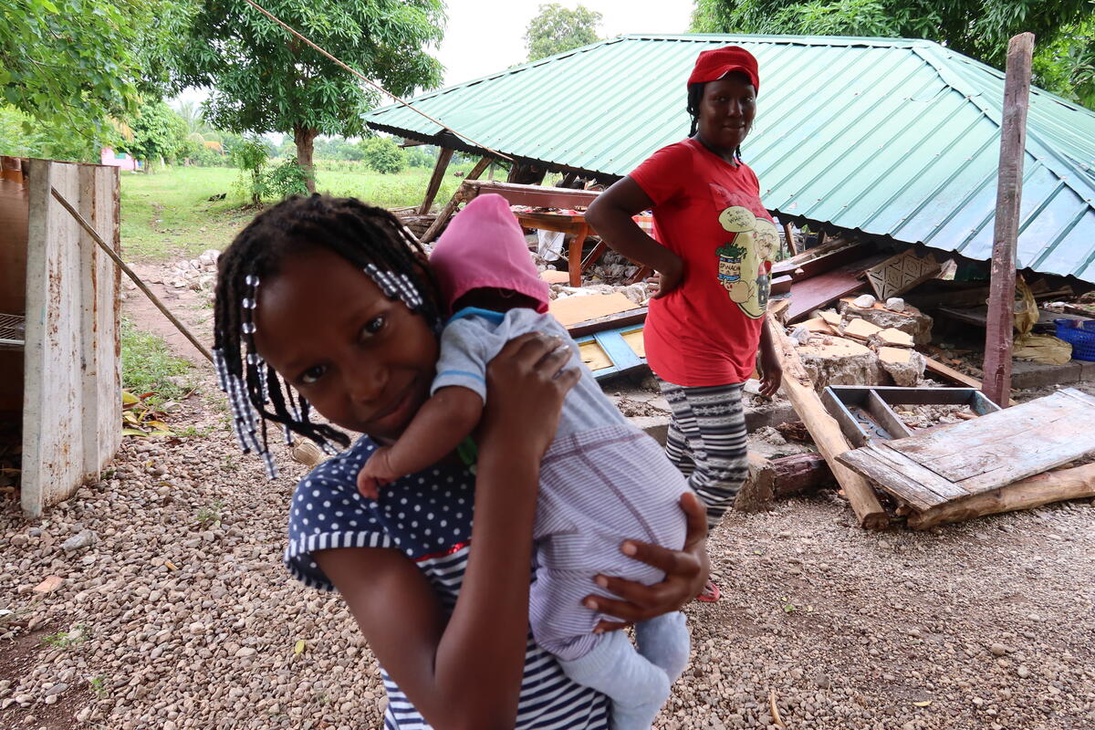 SaveChildrenDE's tweet photo. AUSDEMFELD: Marie* lebt mit ihrer Familie im Südwesten #Haitis. Bei dem Erdbeben wurde ihr Haus völlig zerstört, sie schlafen jetzt im Freien. Marie* hat ein Behelfsbett für ihr 4 Wochen altes Baby gebaut.

Wir sind vor Ort um Menschen wie Marie* und ihre Familie zu unterstützen. https://t.co/j8PcYaplG5