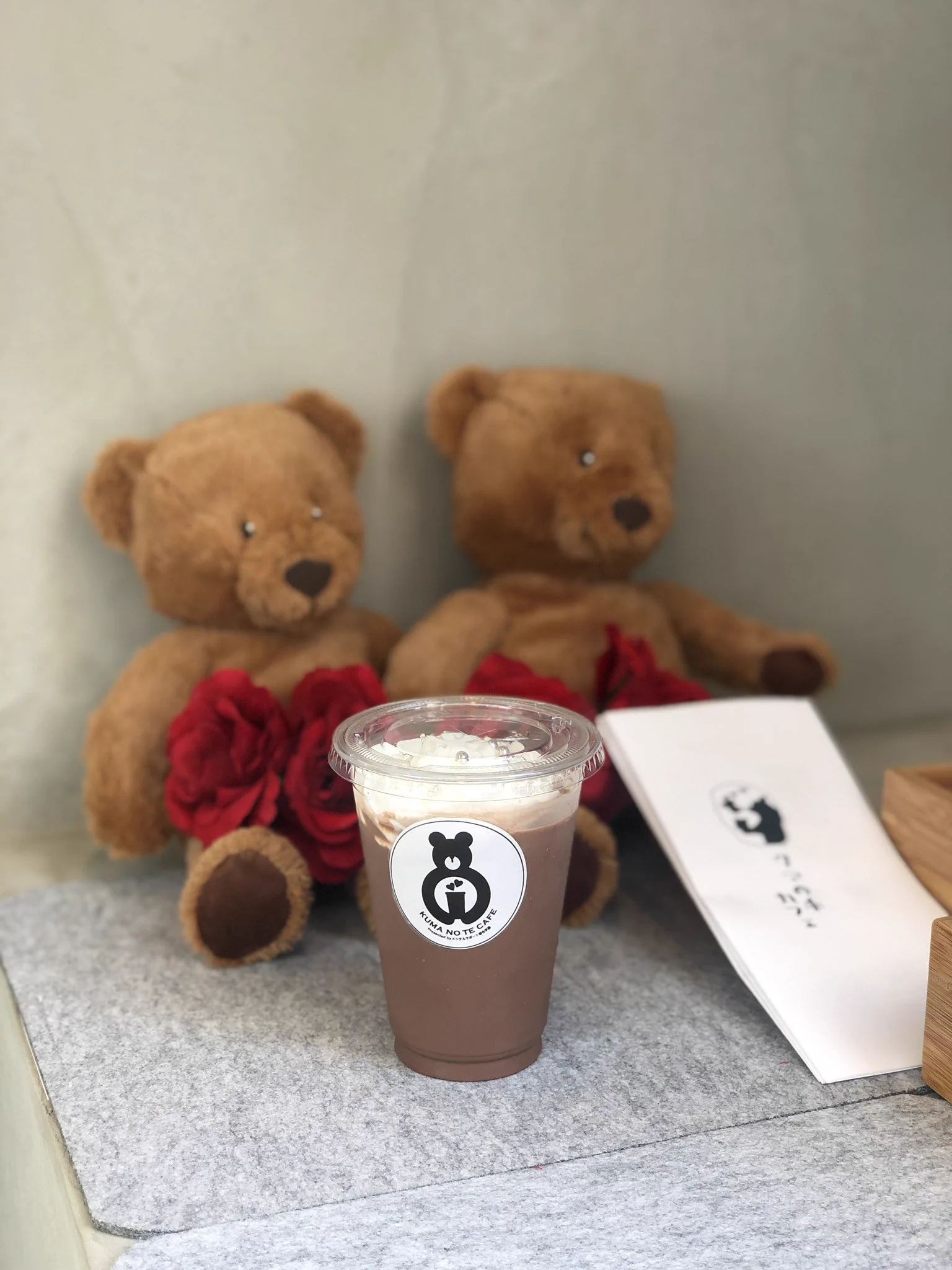 ふわふわの手でスイーツを提供！『クマの手カフェ』がオープンで大注目！