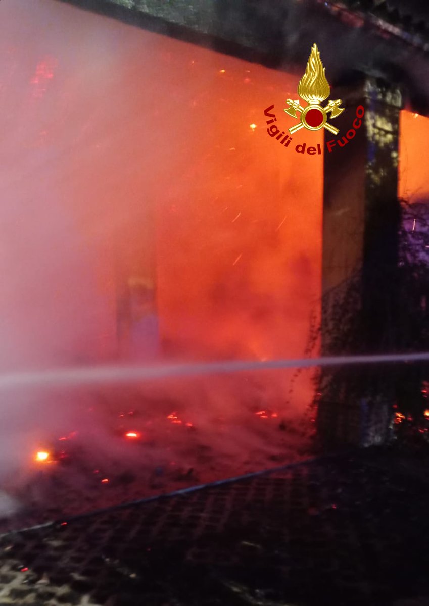 vvfveneto's tweet photo. #11settembre Albettone(VI), la notte scorsa #incendio di un ampio porticato di un’abitazione: nessuna persona ferita. #Vigilidelfuoco con tre squadre spengono il rogo e salvano la casa, già parzialmente interessata dalle fiamme #soccorsiquotidiani https://t.co/ch1r7Vrj2C
