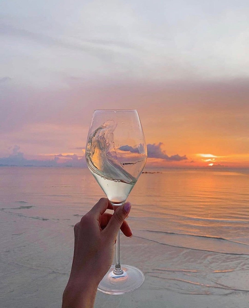 No place we’d rather be. 🌅  Who’s joining us?🥂

#sunsetphotography #avrilcosmetics #sunsetwine #sunsetaesthetic #avrilbeauty #avrilcosmetiques #beautyproducts #wineandsunset #skincareroutine #skincarelover #skincareaddict