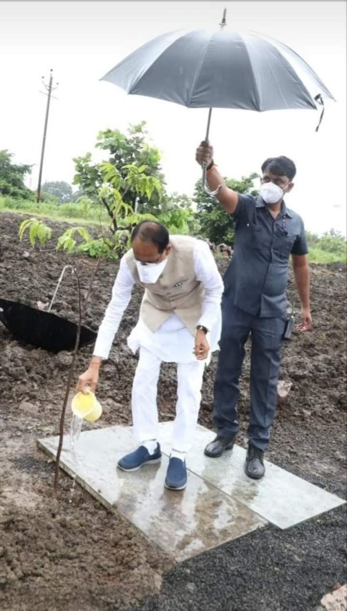 jitupatwari's tweet photo. माटी लगे ना पांव में,
पानी  लगे ना अंग.! 
भर भर  मग्गा डारी दे 
मामा छतरी के संग.!! https://t.co/cAwUb1nI2f