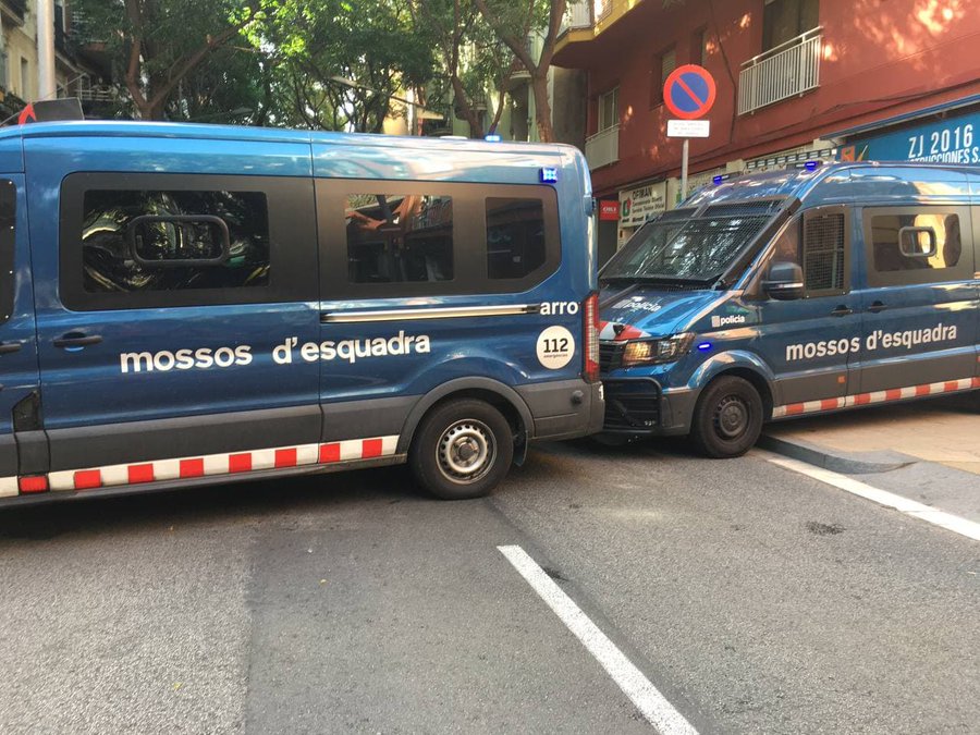 CADCI's tweet photo. ULTIMA HORA al crit de "os vamos a reventar" la BRIMO carregar al Fosar contra voluntaries de @LaForja_Jovent  en revenja de les declaracions de l'activista @MarcelVR1 https://t.co/Kl3FQ8qojg