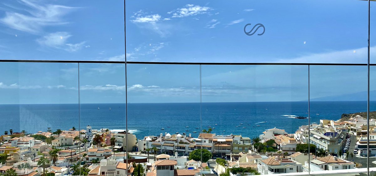 “El Rincón de Juan Carlos” en su nuevo emplazamiento en el sur de Tenerife frente a la isla de la Gomera. Una gran cocina, local y cosmopolita. Técnica, productos de proximidad y de despensas lejanas en un menú de 14 pasos. Mi crítica hoy.         elviajero.elpais.com/elviajero/2021…