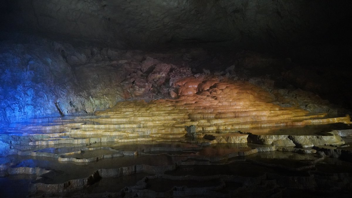 落雷の影響でディスコになった山口県の鍾乳洞 秋芳洞の貴重な姿がこちらです こういうもんだと思って見学してた Togetter