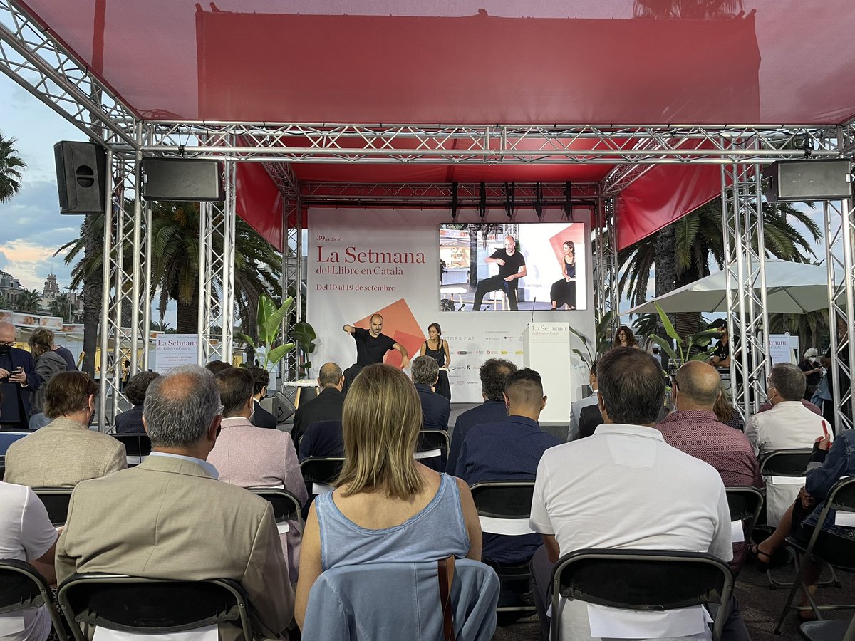 MontseAyats's tweet photo. Ahir, inauguració @LaSetmana amb accent d’ #Osona @SantiSerratosa @MarionaCastells. Avui obrim a les 10.30 h i hi ha un munt d llibres en #català i moltes activitats. Veniu-hi; és una bona manera de celebrar la #Diada2021 📚 @Eumo_Editorial @VerdaguerEd @MuntanyaLlibres https://t.co/HyT27OCoiP