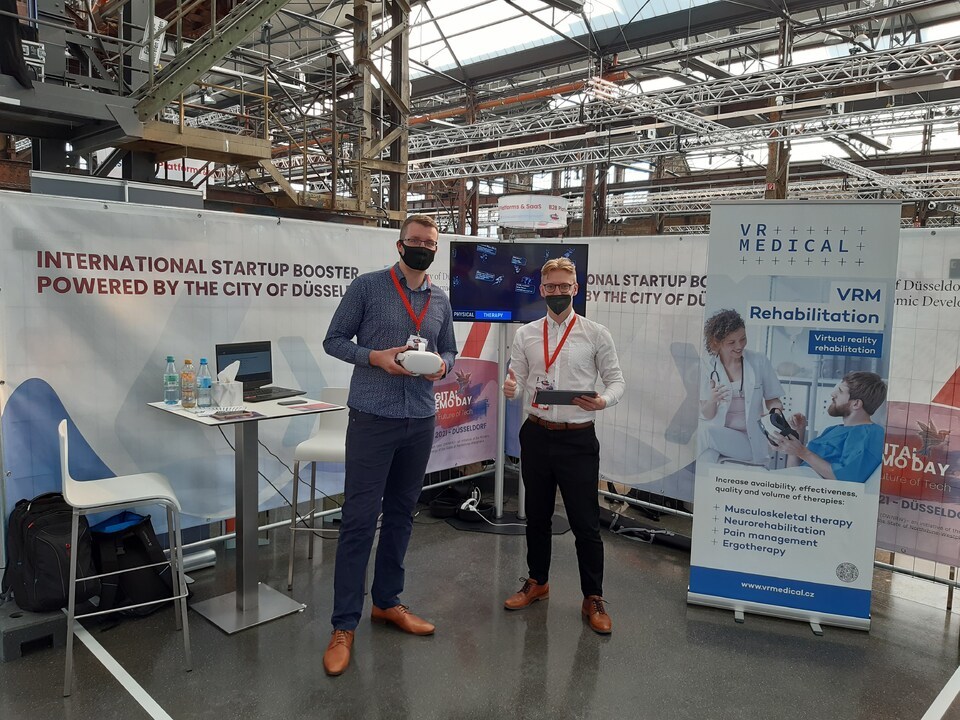 CzechInvest_CZ's tweet image. Češi nechyběli na #DigitalDemoDay Düsseldorf! Společnost #VRMedical mohla i díky CzechInvestu představit hardware a software pro využití virtuální reality ve zdravotnictví, pro rehabilitaci a trénink zdravotnických zaměstnanců 👏
#czechinvest #virtualreality #vr #Medical #ddd