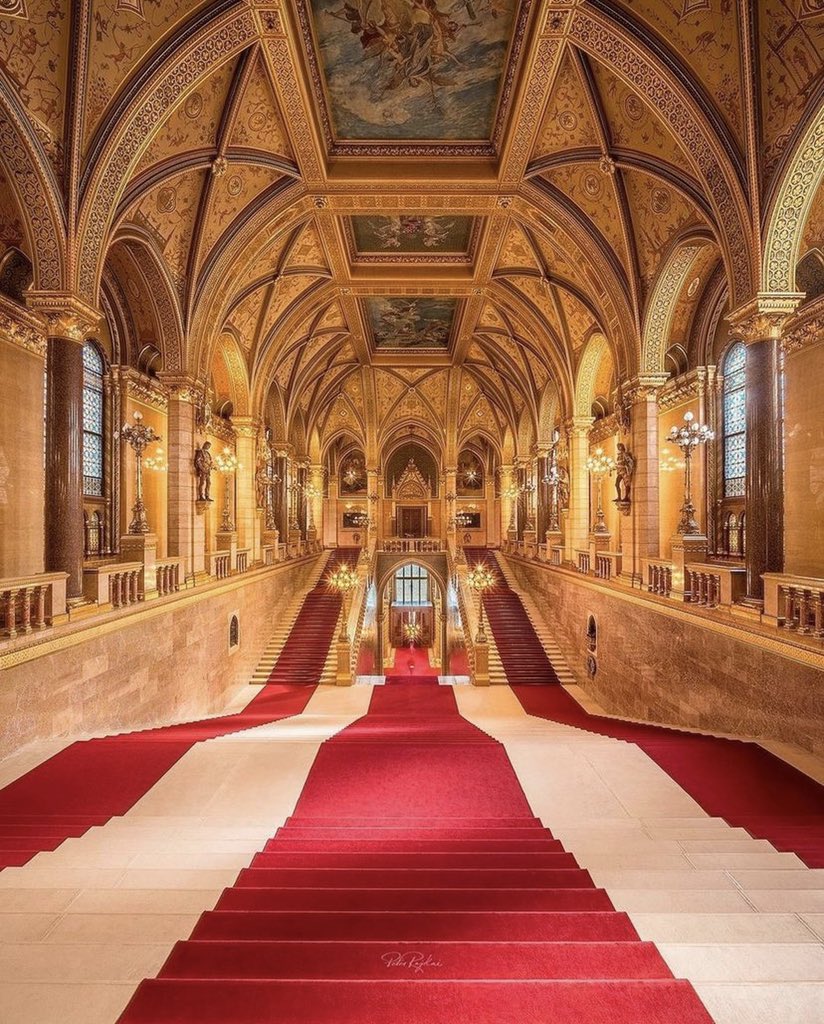Assiko22's tweet photo. Le Parlement de Budapest est juste incroyable ! L’intérieur comme l’extérieur est wow. 🇭🇺 

📷 Peter Rajkai https://t.co/KxAzDAtwHu