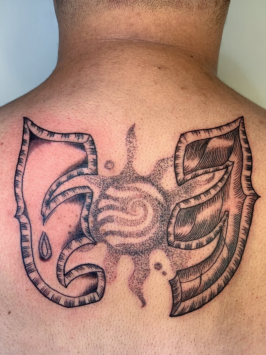 misskishan's tweet photo. the dramatization of a pisces 

tattooed by me 🛸 https://t.co/rSszz7wiy9