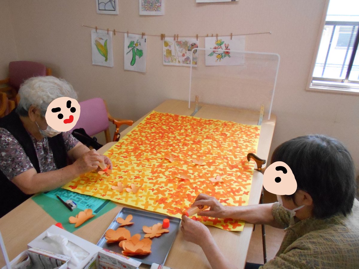 bell_ichihara's tweet photo. 秋の��飾品を作ってます🍁②
今回はオレンジ模造紙を切って作った小さい十字をいっぱい貼ってもらいました！
のり係と貼り付け係、役割分担が自然とできてあっという間に終わりました😘 
だんだんキ○○○セ○らしくなってきました～
#デイサービス #壁飾り #工作 #利用者さんと一緒に https://t.co/OZUot6gkdP