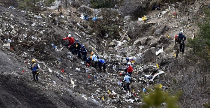 @RodrigHrb @MarcTomtom @Benze3169 @Mediavenir Tu vois ça c'est un airbus a320 de la Germanswing qui c'est crash à la même vitesse que les 2 avions du 11/9.
Tu vois ça c'est ce qu'il en reste, des miettes.
Des miettes qui pour le 11/9 ce sont retrouvés dans les débris d'une tour de 400m qui c'est effondré.