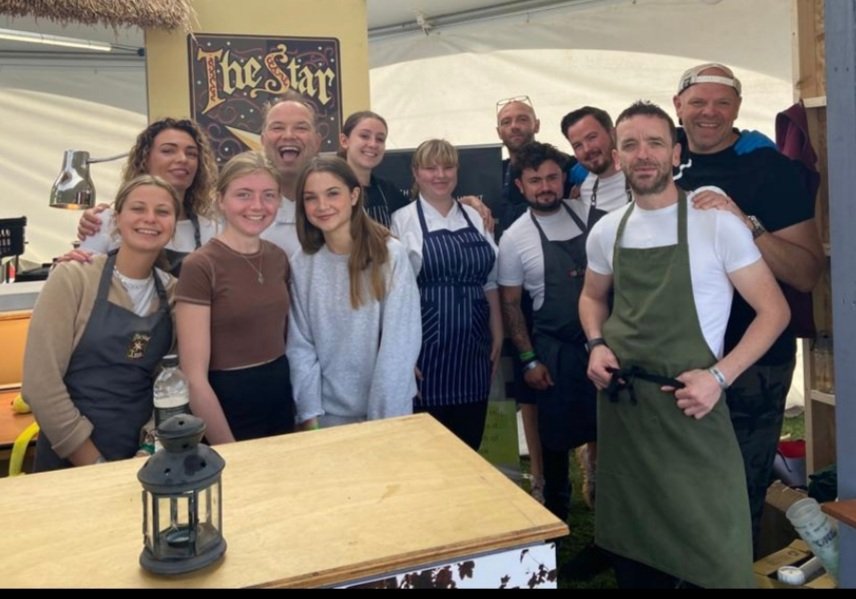 Great to have two of our <a href="/N_HertsCollege/">North Hertfordshire College</a> chefs supporting <a href="/TheStaratHarome/">The Star at Harome</a> <a href="/chefandrewpern/">chefandrewpern</a> <a href="/Pubinthepark_/">Pub in the Park</a> #stalbans today. Excellent support for our young chefs. Thankyou chef. Have a great day all <a href="/ChefTomKerridge/">Tom Kerridge</a> <a href="/simonrim/">simonrimmer</a>