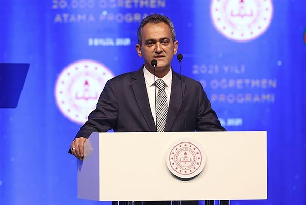 muhendisyenn's tweet photo. Yeni Milli Eğitim Bakanı Mahmut Özer diyor ki "Belirlenen kurallar uygulanıyor. Şu an için süreç kontrol altında. Herhangi bir sıkıntı yok." 

Bu doğru mu?
Sayın bakan doğru mu söylüyor?
Öğrenciler yalan mı söylüyor?
Biz de şaşkınlıkla izliyoruz. 

#OnlineEğitimeGeçilmeli https://t.co/0FtamXDI5M