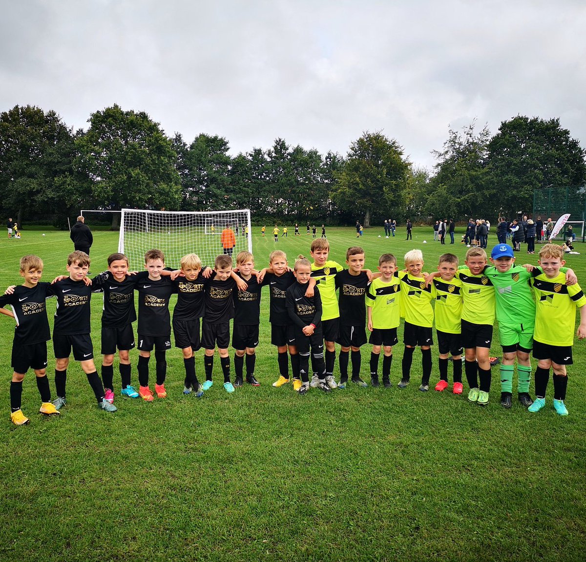 JNSportsUK's tweet photo. Picture of the morning. ⚽️⚫️🟡

Two of best u8 teams about coming together in a well contested friendly game playing 7v7. 

Thanks to @northfield_jfc1 for coming down.  
#Seasonisback https://t.co/nAeV8LVjAS
