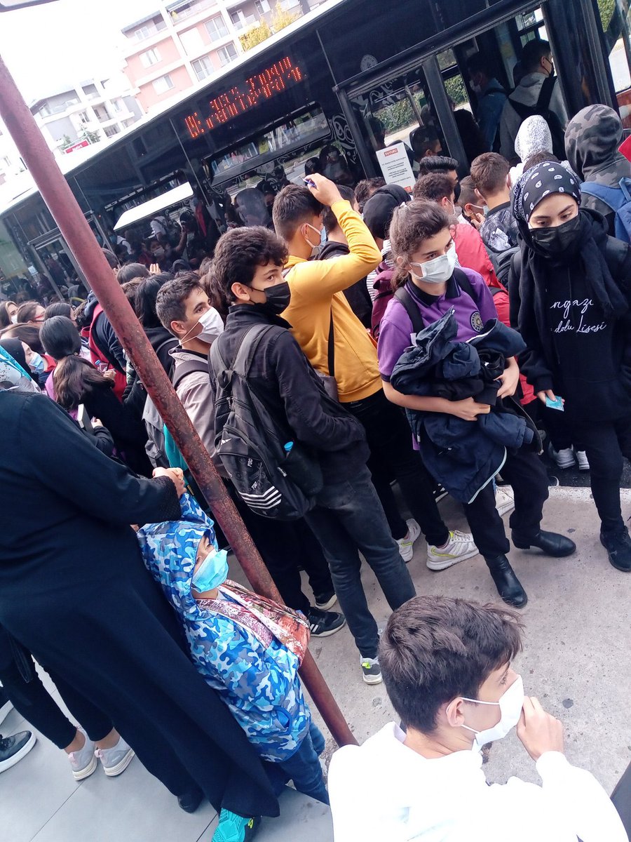 ogrenc_dayansma's tweet photo. 🙋‍♀️🙋 İstanbul’da bir okul ve otobüs durakları. #OnlineEğitimeGeçilmeli https://t.co/r5LGWhWpVk