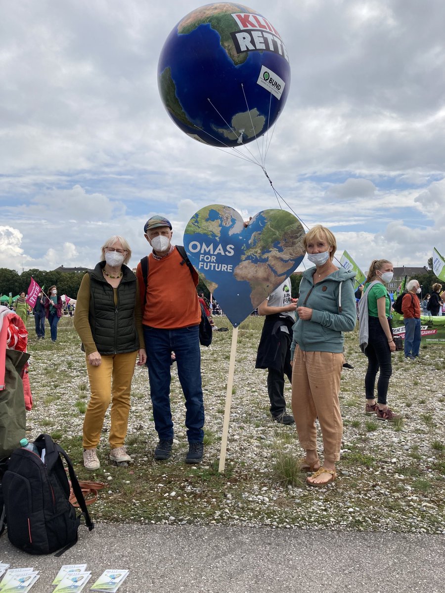 NeueWelten's tweet photo. Schön, dass #Klimarettung und #Mobilitätswende keine reinen Generationenfragen sind. ✊ #blockIAA #IAA21 #noiaa https://t.co/UzFxdibJS0