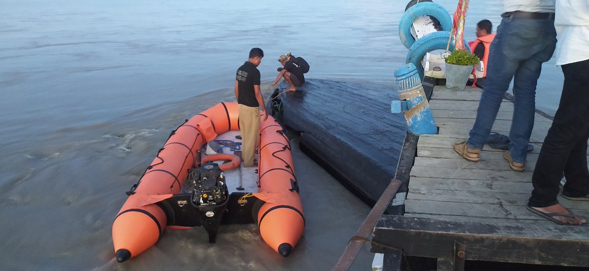 Himangs29444528's tweet photo. #MajuliBoatTragedy 
#MajuliNeedsABridge https://t.co/YKuc8y79Gj