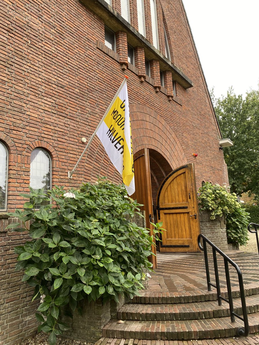 Hij wappert hoor, de vlag van #OpenMonumentendag #Hilversum.
Van harte welkom in de Tesselschadekerk in Hilversum.

Voormalig kerkgebouw, nu kantoren en werkplekken. #monument #interbellum