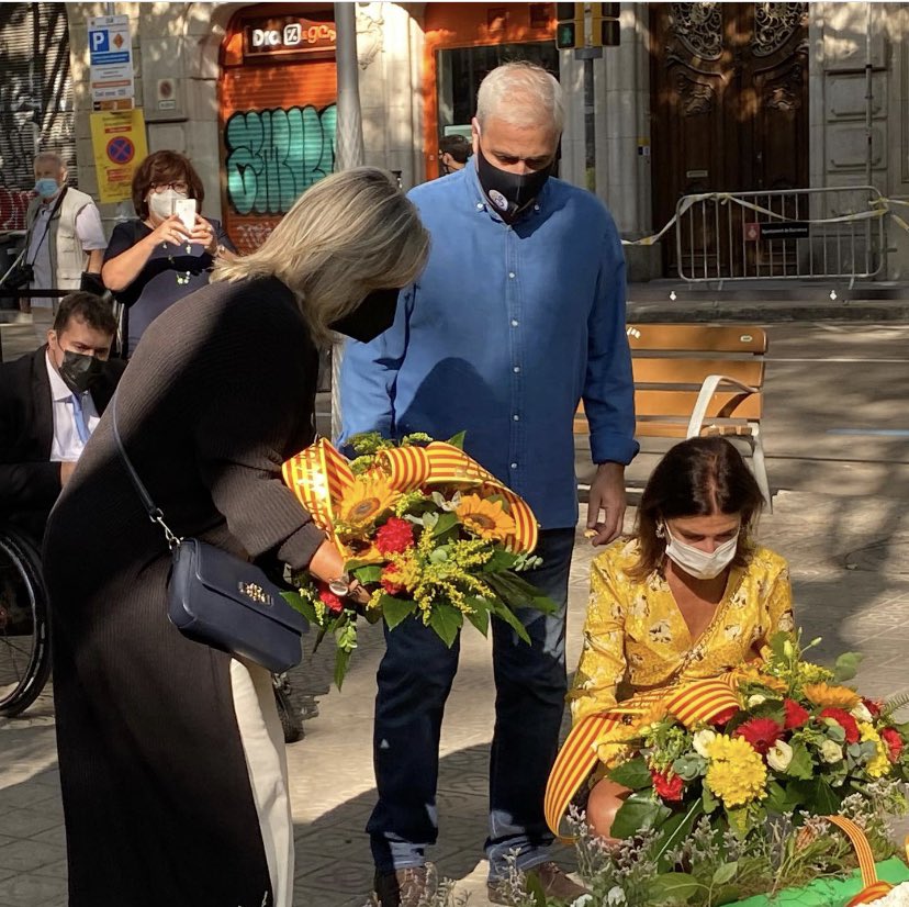 convergents_cnv's tweet photo. Ofrena floral de #Convergents amb motiu de la Diada Nacional de Catalunya. https://t.co/rGzph0zOoY
