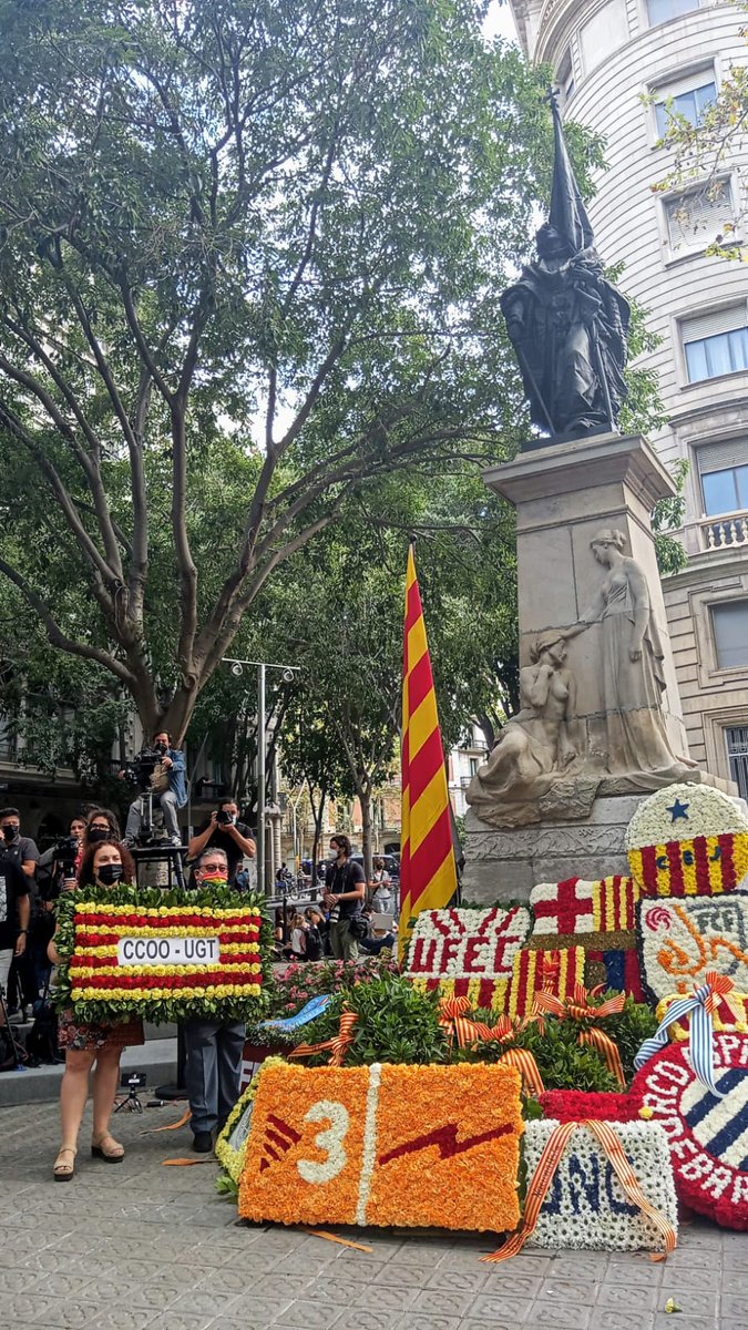ugtcatalunya's tweet photo. Ofrena floral conjunta a la tomba de Rafael Casanova #Barcelona #Diada2021 #11Setembre2021 https://t.co/fBeqk3kCKr