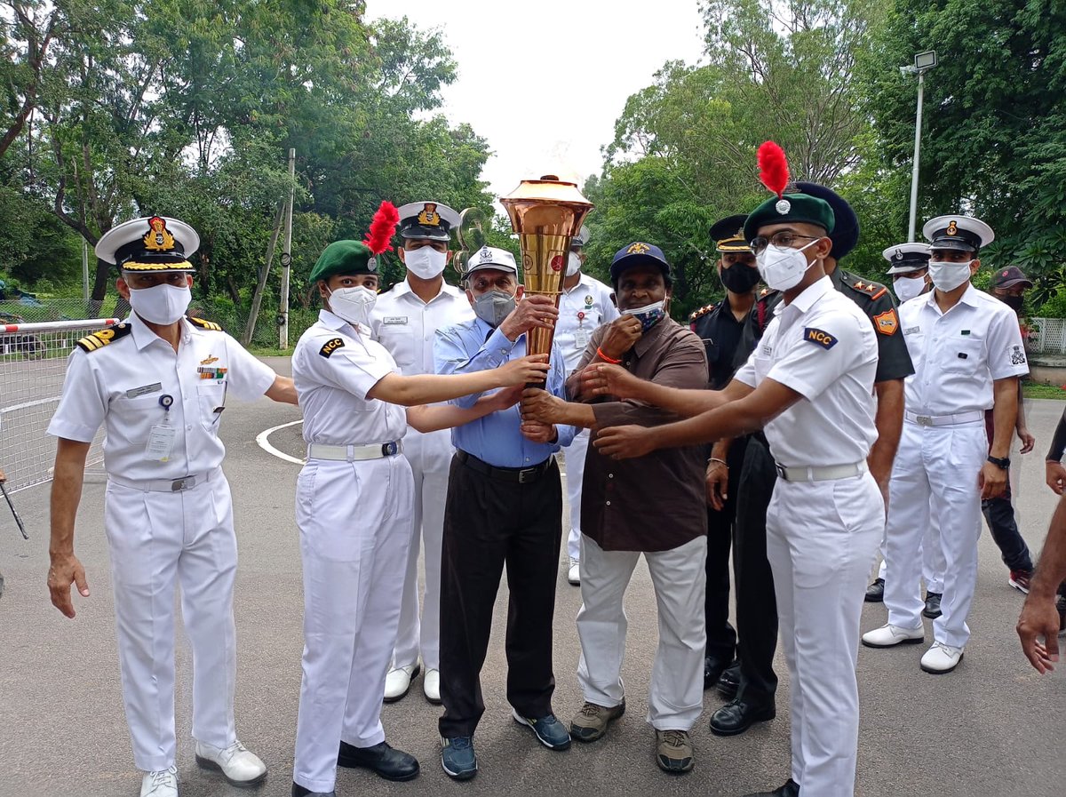 PIBHyderabad's tweet photo. #SwarnimVijayMashaal (Victory Flame) carried in the last leg from Nalgonda by War Veterans amidst cheers by Officers,sailors,Defence Civilians and NCC cadets was formally received by Rear Admiral V Raja Sekhar, Station Commander (Navy) on 11 Sep 21 at #NavyHouse #Bolaram @dprohyd https://t.co/91ZuzciqXV