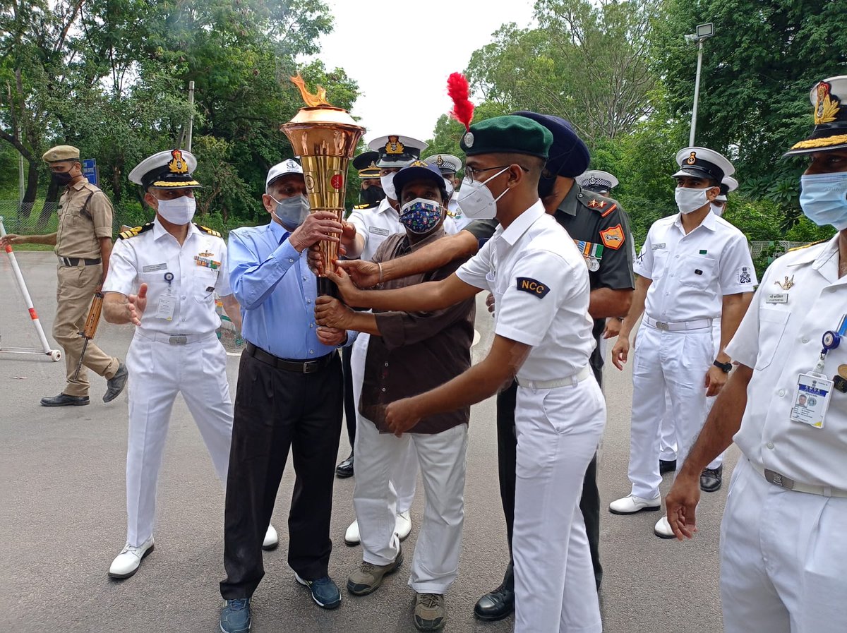 PIBHyderabad's tweet photo. #SwarnimVijayMashaal (Victory Flame) carried in the last leg from Nalgonda by War Veterans amidst cheers by Officers,sailors,Defence Civilians and NCC cadets was formally received by Rear Admiral V Raja Sekhar, Station Commander (Navy) on 11 Sep 21 at #NavyHouse #Bolaram @dprohyd https://t.co/91ZuzciqXV