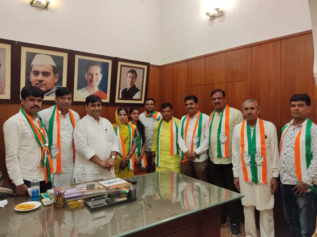bhupendra_RPYC's tweet photo. प्रतापगढ़ से कोंग्रेस के लिये खुशखबरी
प्रदेशकोंग्रेस अध्यक्ष,श्री@GovindDotasraजी व प्रतापगढ़विधायक श्री@RamlalMeenaINCजी की उपस्थिति में प्रतापगढ़ सभापति रामकन्या गुर्जर,पूजा गुर्जर पार्षद,पूर्व पार्षद व सभापति महोदया के पति प्रहलाद गुर्जर जी ने भाजपा छोड़ कांग्रेस की सदस्यता ली https://t.co/19CQvOvEzT