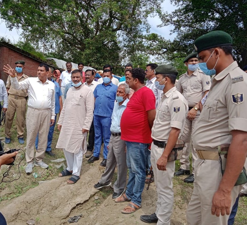 SanjayJhaBihar's tweet photo. झंझारपुर के पिपराघाट और रेलपुल के पास कमला बलान के तटबंध पर हुए #FloodFightingWork का निरीक्षण किया।
Applaud good work of #TeamWRD which ensured safety of villages by right intervention at right time.
राज्य में सभी तटबंधों की सतत निगरानी की जा रही है। https://t.co/fAMZi3HDNZ