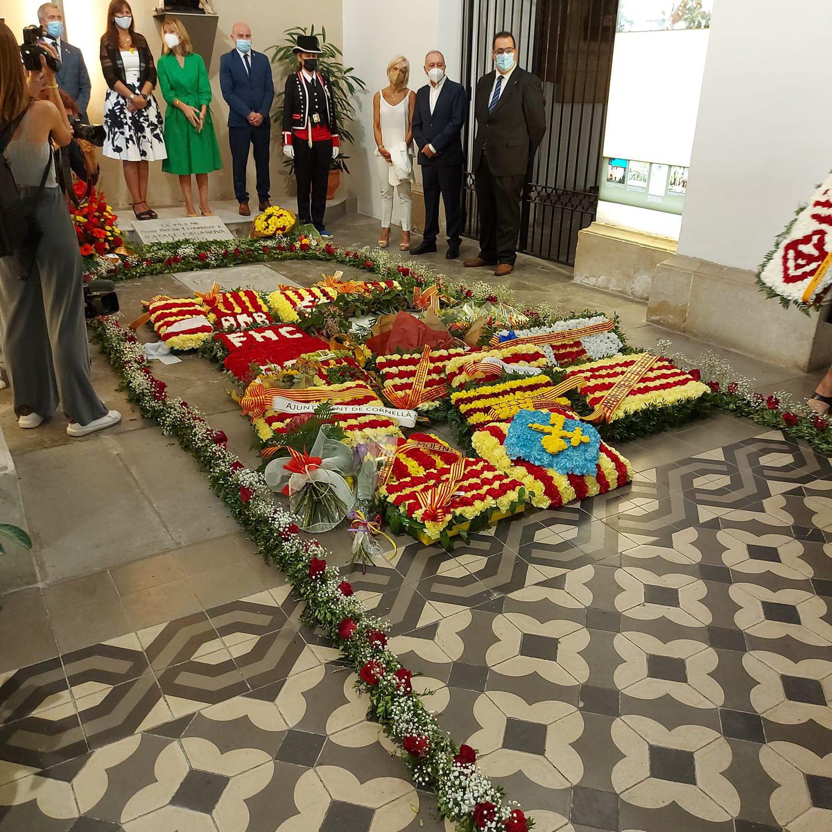 xavifono's tweet photo. Aquest matí, com cada any, hem anat a la tradicional ofrena floral a la tomba de Rafael Casanova per fer homenatge al conseller en cap a l'església de Sant Boi. https://t.co/EOrrhUYrXW