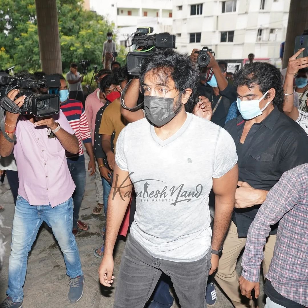 TFI_Talks's tweet photo. Actor @iVishnuManchu with his wife at Apollo Hospital for #SaiDharamTej 
#GetwellSoonSaiDharamTej https://t.co/8uzWombCTn