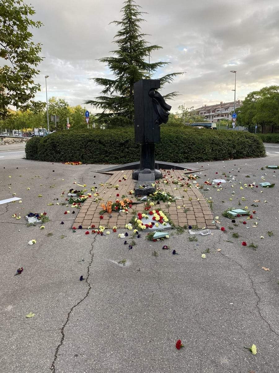 VctorHerrero5's tweet photo. 1/2 TALIBANS. No únicament hi ha #talibans a l'#Afganistan, també estan a #Vilafranca. Quan no arrenquen llaços grocs destrossen ofrenes florals. Són els nostres propis talibans, els que no creuen en la #democràcia ni en els #DretsHumans. https://t.co/fM1MG8jS3R