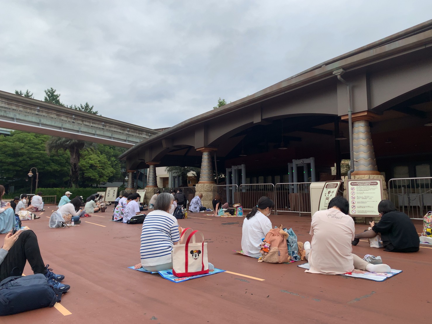 Yby 周年の東京ディズニーシーにて 開園時間は10時からですと でも6 30の時点で我々も含め開園待ちズラリ 転売ヤーさんらしきプロっぽい人も 園内整理券でゲット可能なスーベニアランチケース 定価 1 500 が 6 000で転売されてて哀しい