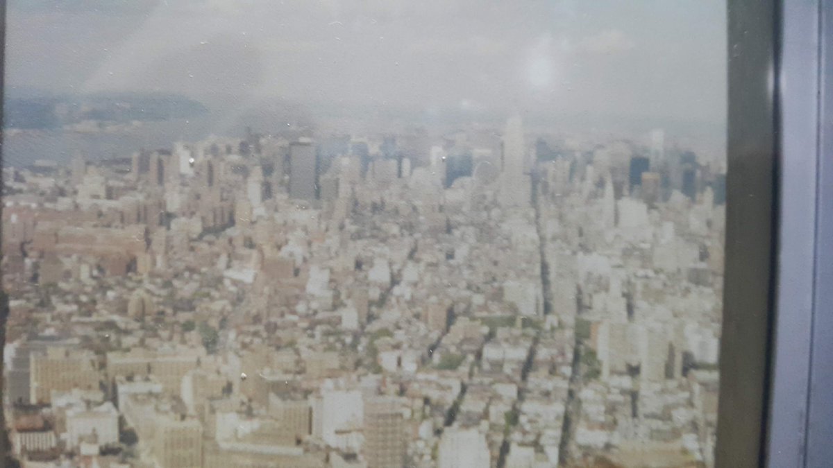 aljomaes2010's tweet image. Hoy #11S 1992 subí,como cada vez que visité #NYC ,al mirador del edif sur, #2WTC ,el 1ro que se derrumbó. Era una maravilla disfrutar de sus vistas. Entonces me sentía mucho más libre que ahora
Hace 20 años el islamismo atacó a todo Occidente y ahí siguen. No hay peor ciego...