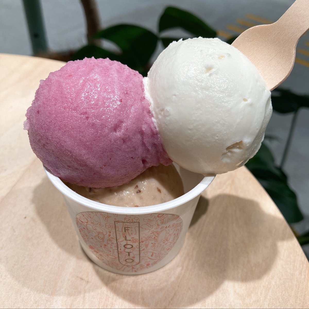 銀ロフさんでアイスにゃ W リッチミルク ラムレーズン ピオーネ にゃ ๑ ꙍ ๑ ラムレーズンは大人なり 疲れた体にリッチミルクが沁みるにゃ W ツイレポ