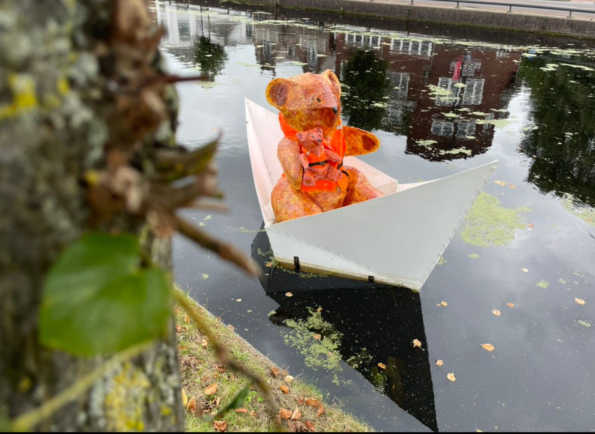 Naast een kunstwerk heeft Maria Koijck een boekje in hetzelfde thema als haar kunstwerk gemaakt. Dit boekje wordt voor €7,50 aangeboden bij o.a. Boekhandel van der Velde en de gehele opbrengst gaat naar het doel van het kunstwerk, aandacht richten op alle vluchtelingen.