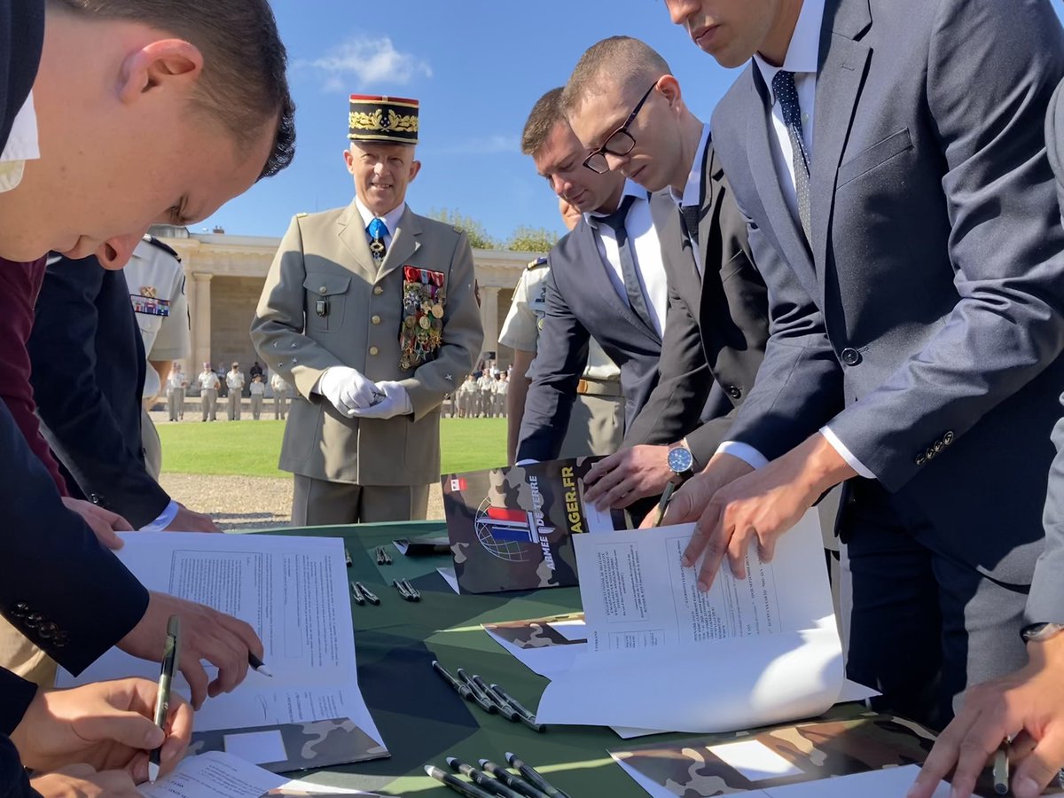 RecrutemenTerre's tweet image. En direct : 142 jeunes Français signent leur contrat d’engagement à l’École militaire, sous l’autorité du général de corps d’armée Marc Conruyt, directeur des ressources humaines de l’armée de Terre.

Fiers de #NosJeunesOPS