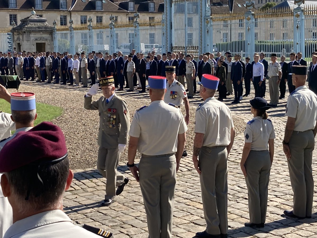 RecrutemenTerre's tweet image. En direct : 142 jeunes Français signent leur contrat d’engagement à l’École militaire, sous l’autorité du général de corps d’armée Marc Conruyt, directeur des ressources humaines de l’armée de Terre.

Fiers de #NosJeunesOPS
