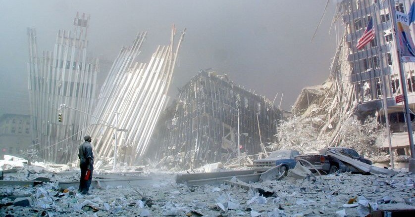 franceculture's tweet photo. "J'ai entendu les gens crier d'une seule voix. Je n'avais jamais entendu ça." Tout le monde se souvient où il était et ce qu'il faisait en ce funeste jour.  #911Anniversary 
➡️ https://t.co/7ePOdEbKPb https://t.co/yv9f44ccpk