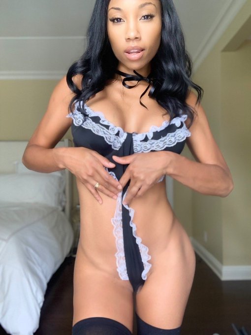 RT if you like my naughty maid outfit 😈 https://t.co/oQuXh4aet8