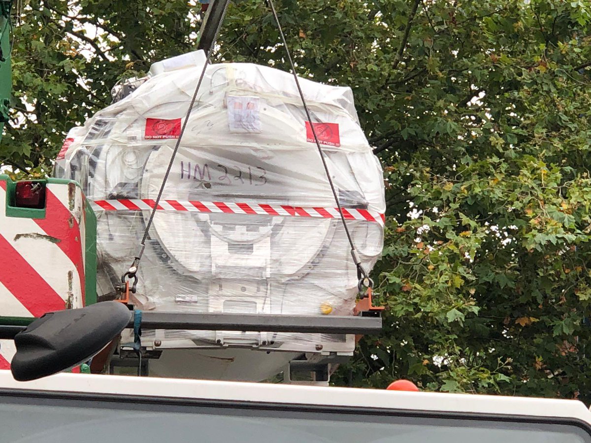 Delivery of our long awaited new GE MRI Scanner at @WhippsCrossHosp! @ImagingBarts