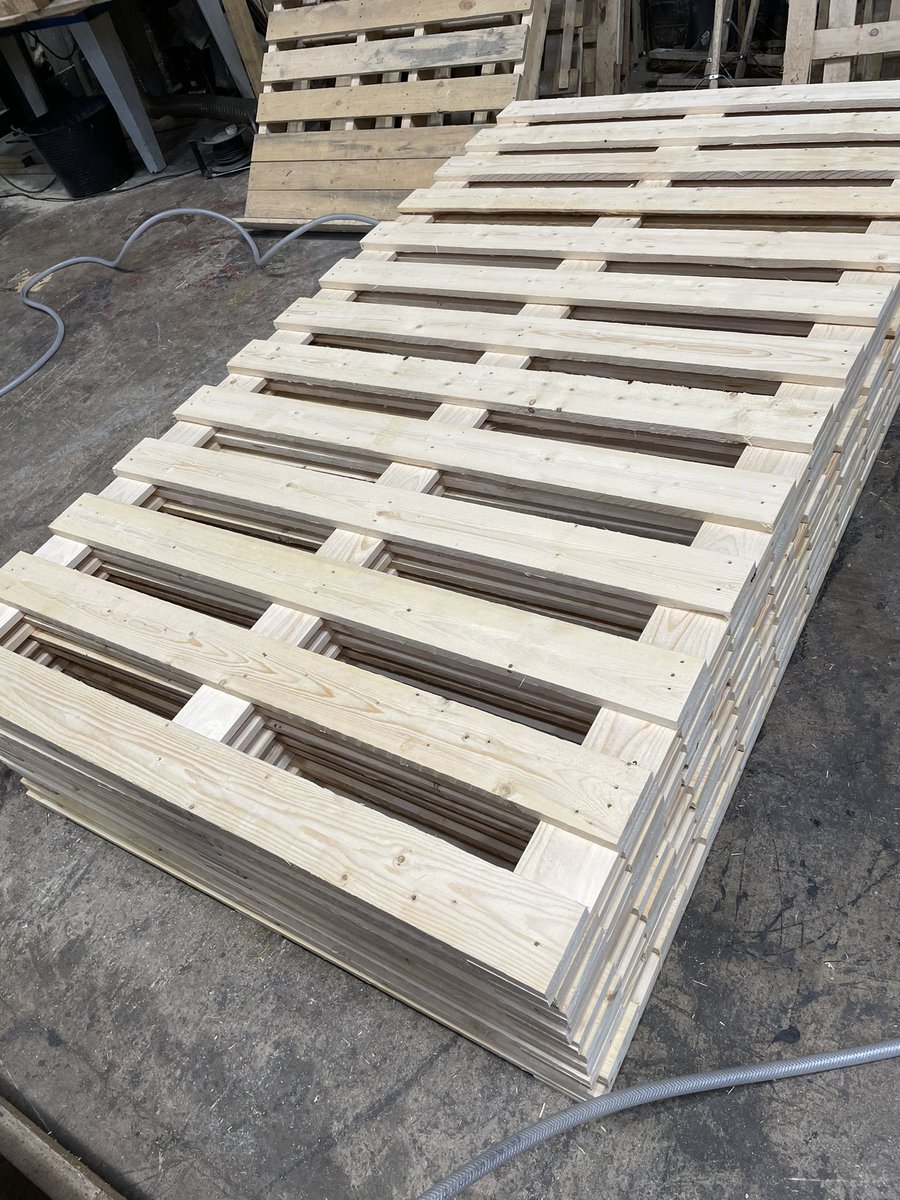 MurraysDPS's tweet photo. 2225 x 1245 heavy duty pallet using 22mm top boards.
No gym needed after making these big ones 😅💪
#timber #wood #heattreated #kilndried #nailgun #heavyduty #recycle #recyclable #cardboard #packaging #packingcases #packagingdesign #engineering #forklift #production https://t.co/ywD2OKpLmF