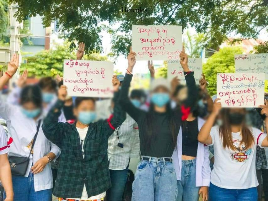 MizzimaNews's tweet photo. #Students from Yadanabon University, #Mandalay staged an anti-coup protest on September 11.
Photo: CJ
#Mizzima
#Myanmar
#SpringRevolution
#AntiCoupProtest
#PeacefulProtest https://t.co/Vaj1hZDy9f