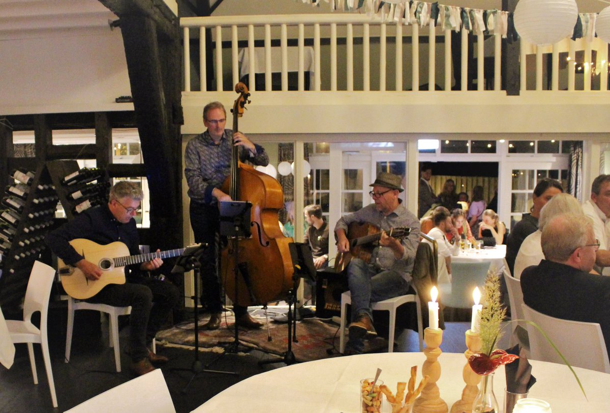 Gisteravond mochten we weer onze gypsy jazz op een trouwfeest spelen!