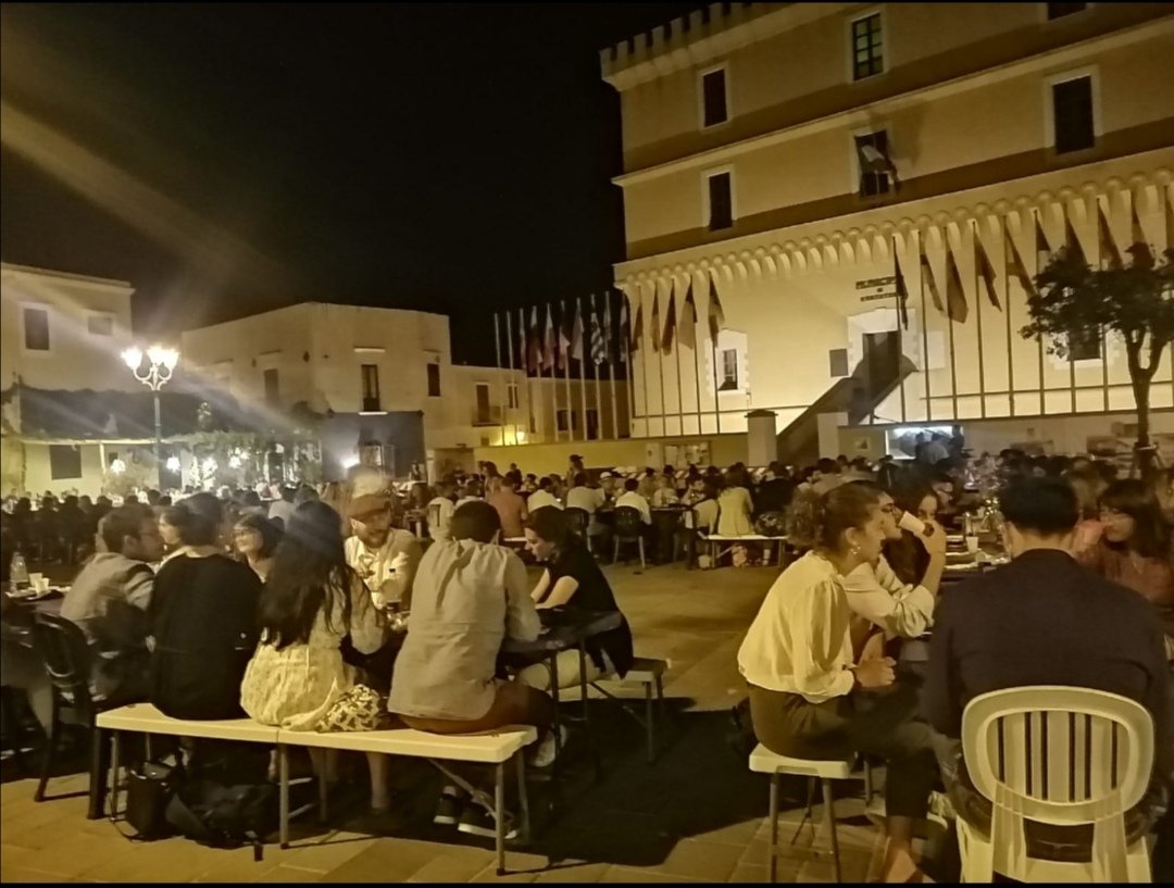 An evening out with friends, remembering how #Ventotene used to be a prison island where Resistance fighters talked about preventing war in Europe.
The Ventotene Manifesto is available in a new English/Italian version by Ultima Spiaggia.
It is the document at the heart of the EU.